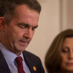 Oposição pressiona governador a renunciar após foto racista