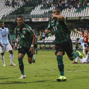 Coritiba vira para cima do Londrina e decide com o Athletico