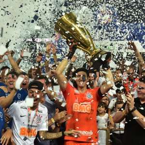 Love diz ter ficado "bolado" com deputado erguendo a taça