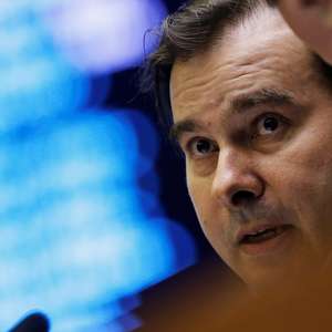 Sob ataques, DEM tenta se 'desligar' do Centrão