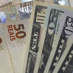 Dólar cai para R$ 3,88 com aposta em corte de juros nos EUA