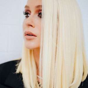 Marina Ruy Barbosa aparece platinada e surpreende web