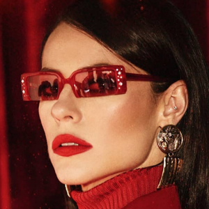 Paolla, Bruna e Anitta apostam em minióculos coloridos