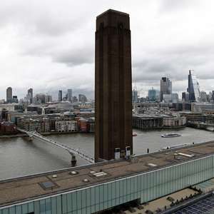 Menino atirado de galeria em Londres está em estado grave