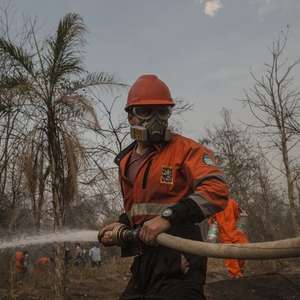 Os voluntários que lutam contra as chamas para salvar o ...