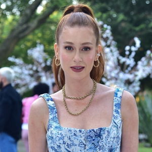 Marina Ruy Barbosa valoriza silhueta com blusa tipo corset