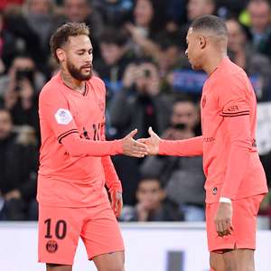 Neymar perde pênalti, mas Mbappé marca dois e PSG goleia