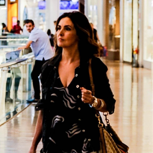 Fátima Bernardes faz compras com look que disfarça quadril
