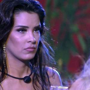 Participantes do BBB dão beijo sem querer e web não perdoa