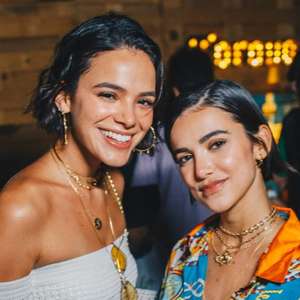 Marquezine ri de posts antigos com Manu e critica Hadson
