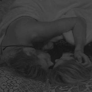 Marcela e Daniel agitam edredom e web comenta sobre Gizelly