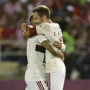 Éverton Ribeiro brilha e Flamengo estreia com vitória