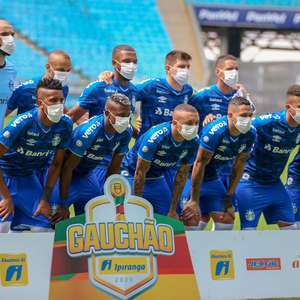 Grêmio faz 'protesto mascarado' e vira com gols de veteranos