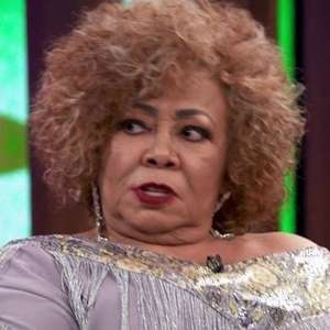 Alcione comete gafe na Globo e fala bem da concorrência