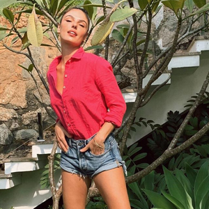 Isis Valverde prova versatilidade dos shorts jeans