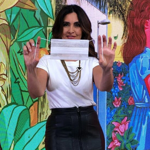 Dupla versátil: Fátima e Cleo usam saia preta x blusa branca