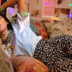 Manu Gavassi usa look de R$ 160 com mix de estampas em live