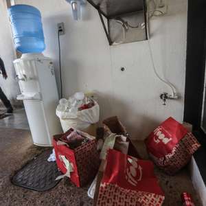 Apoiadores de Bolsonaro reviram lixo para atacar jornalistas