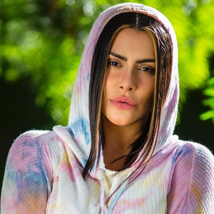 Cleo une tie-dye e estilo comfy em conjunto de R$ 598,40