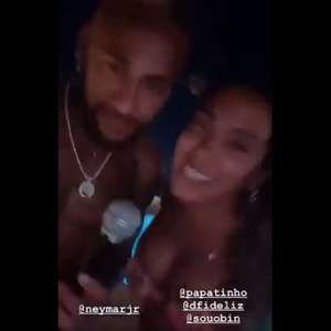 Neymar curte férias e canta com Anitta em viagem em Ibiza
