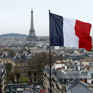 Torre Eiffel é esvaziada em Paris; suspeita é de bomba