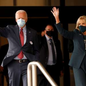 A 6 dias da eleição, Biden e esposa votam antecipadamente