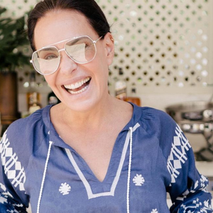 Carolina Ferraz segue estilo boho chic com look de R$ 1.350