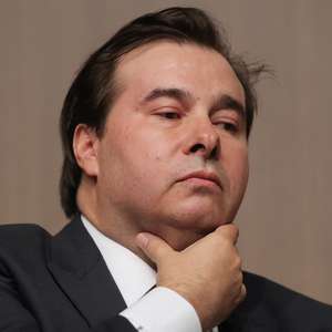 Maia conversa com Campos Neto e recua nas críticas: "Confio"