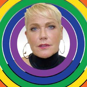"Dois homens, duas mulheres, amor é amor", diz Xuxa