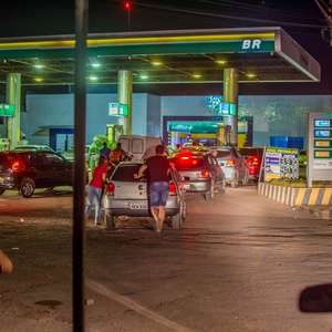 Peixes apodrecem e aluguel de tomadas vira negócio