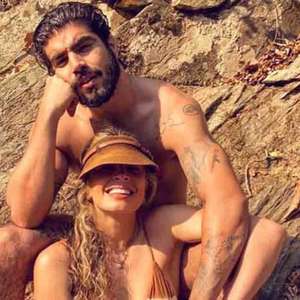 Caio Castro aparece sem aliança e fãs especulam término