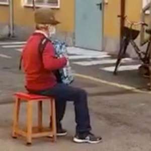 Italiano de 81 anos faz serenata para mulher internada