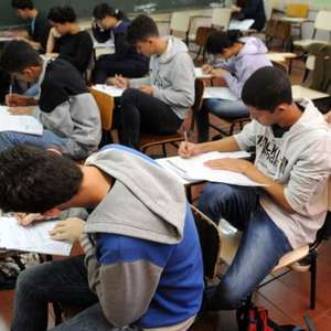 Professores ameaçam greve contra reabertura das escolas