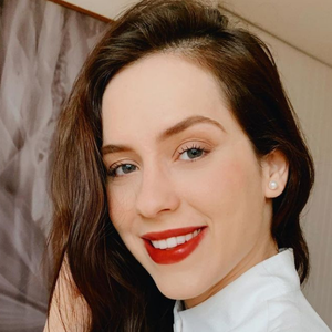 Sophia Abrahão chama atenção com batom vermelho de R$ 189