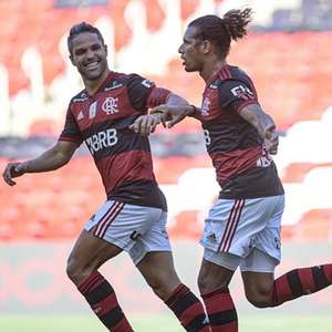 Flamengo derrota o Corinthians e segue na cola do líder