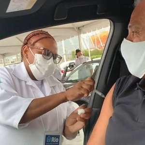 Tite recebe 1ª dose da vacina contra covid-19 no Rio