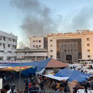 Palestinos deslocados se abrigam no hospital Al Shifa, em meio ao conflito em curso entre o Hamas e Israel, na Cidade de Gaza Foto: REUTERS/Doaa Rouqa
