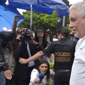 Mulher de Pizzolato questiona Itália por rebeliões no Brasil