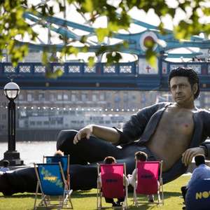 Jeff Goldblum ganha estátua pelos 25 anos de 'Jurassic Park'