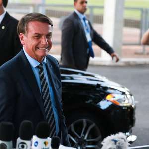 Bolsonaro ao ser cobrado por auxílio: 'Pede pro governador'