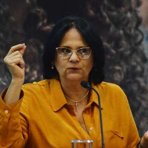 "Estado é laico, mas não é 'laicista'", afirma Damares