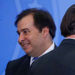 Maia vota 13º do Bolsa Família após cobrança de Bolsonaro