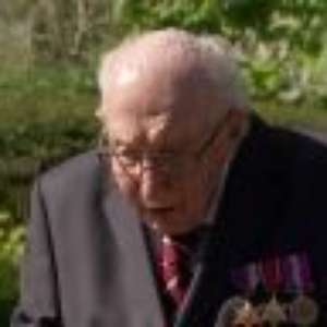 De andador, veterano de guerra de 99 anos arrecada milhões para saúde pública britânica