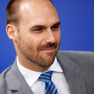 Eduardo Bolsonaro provoca aglomeração e critica Lula