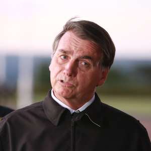 Montado em cavalo, Bolsonaro vai à manifestação pró-governo