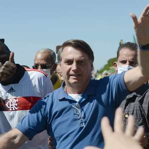 Bolsonaro causa aglomeração em evento no interior de SP