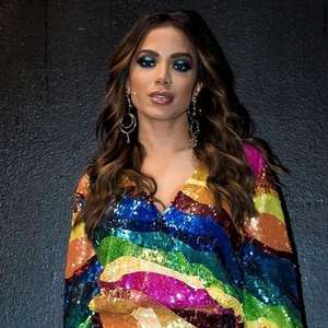 Anitta faz tattoo nos dedos e desenha '8 ou 80' nas pernas