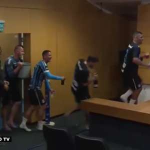 GRÊMIO: Festa na coletiva! Renato Gaúcho ganha banho de isotônico dos jogadores após conquista do tri do Gauchão