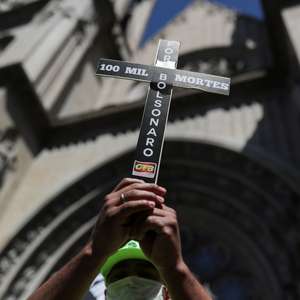 Brasil tem média móvel diária de 875 mortes por covid-19