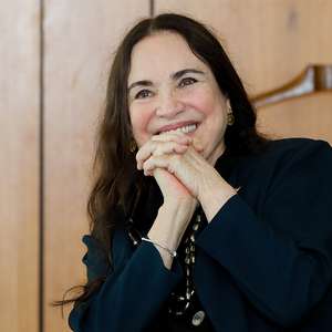 Regina Duarte sofre acidente na rua e quebra os dentes